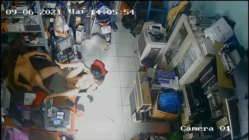 Người vợ ông chồng trả bài nhau trong của cậu bé máy tính